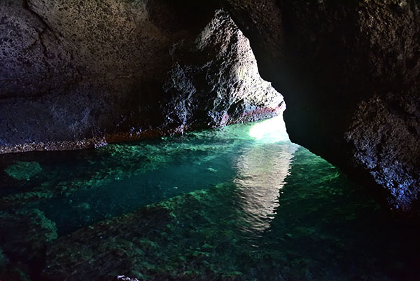 佐渡の「青の洞窟」琴浦洞窟群